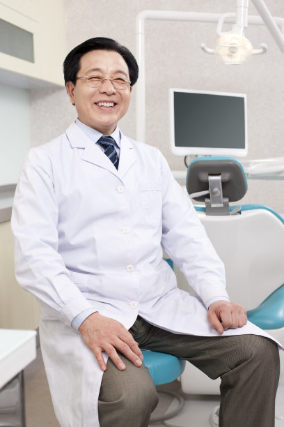 牙医在牙科诊所图片下载