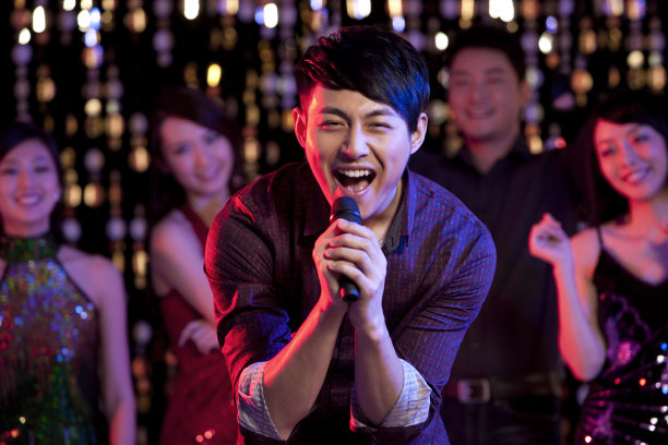 时尚青年唱卡拉OK图片下载