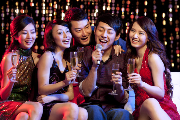 时尚青年唱卡拉OK图片下载