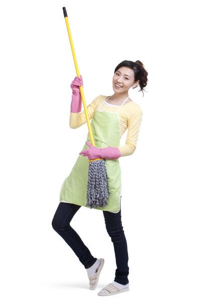 居家青年女性和拖把图片下载