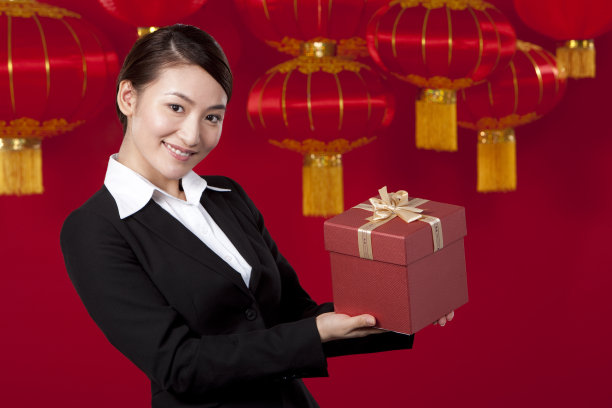 商务人士和礼物盒图片下载