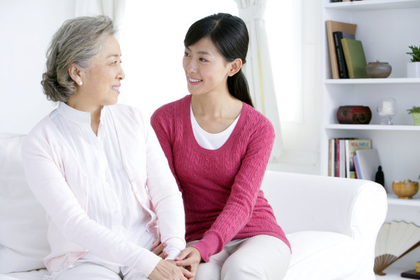 母女享受幸福时光图片下载