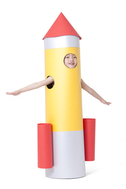 小女孩和玩具火箭图片下载