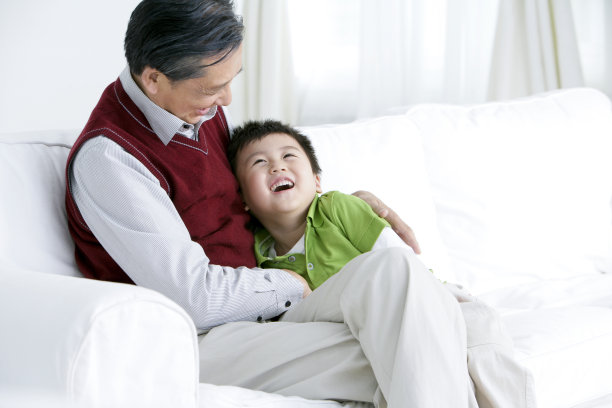 祖孙享受幸福时光图片下载