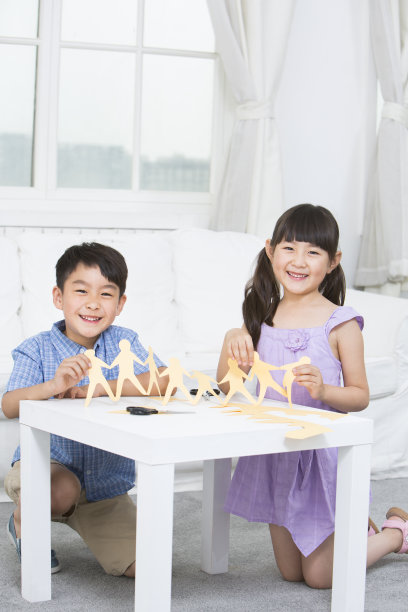 男孩和女孩在做剪纸图片下载