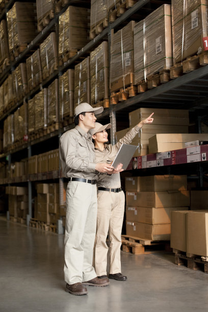 物流工作人员检查货物图片下载