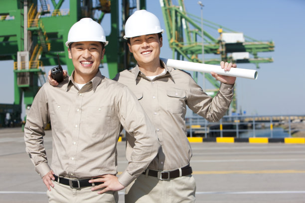 工作人员在码头图片下载