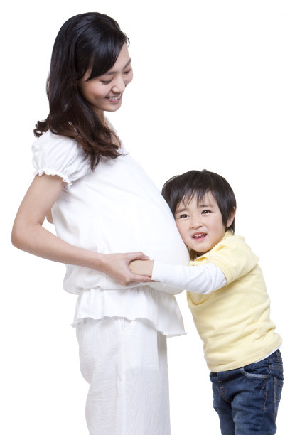 听孕妇肚子的小男孩图片下载