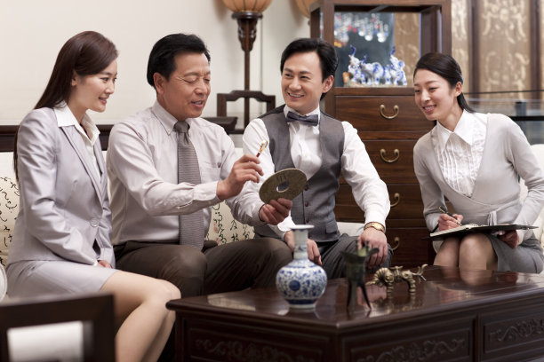 商务人士研究古董图片下载