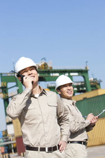 工作人员在码头图片下载