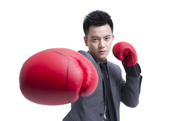戴拳击手套的商务男士图片下载