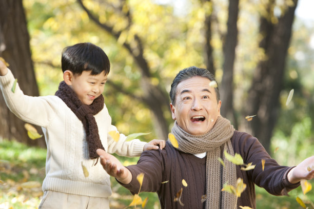 秋日里祖孙在一起玩耍图片下载