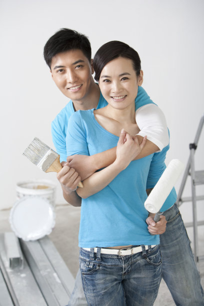 青年夫妇装修爱巢图片下载