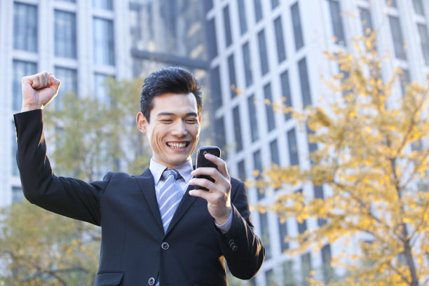 青年商务男士使用手机图片下载