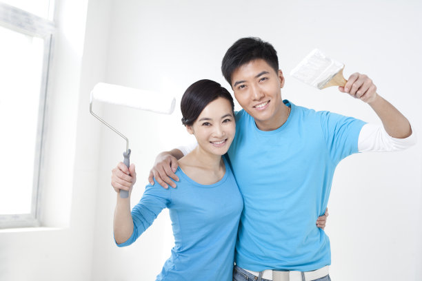 青年夫妇装修爱巢图片下载