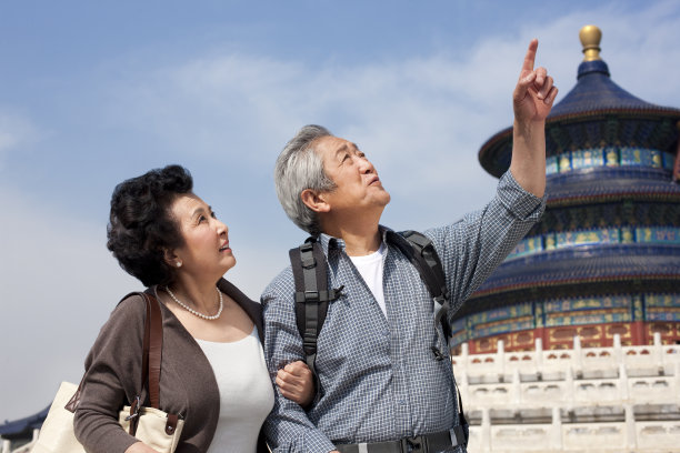 老年夫妇在天坛旅游素材图片