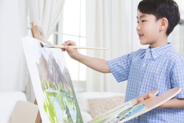 小男孩在画画图片下载