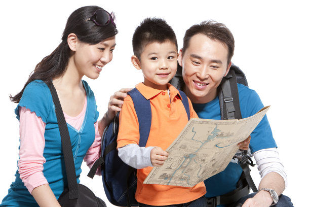 一家三口旅游肖像图片下载