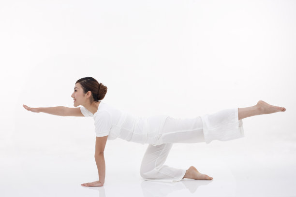 青年女子练习瑜伽图片下载