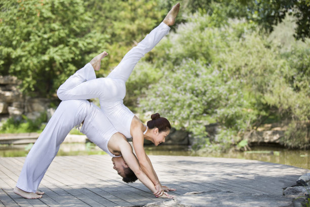 年轻情侣做瑜伽图片下载