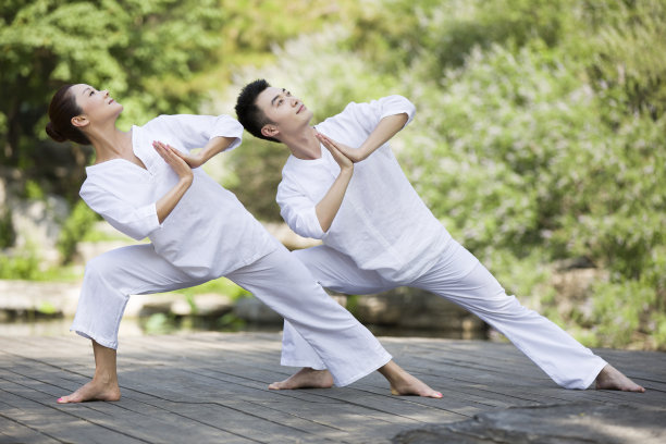 练瑜伽的年轻男女图片下载