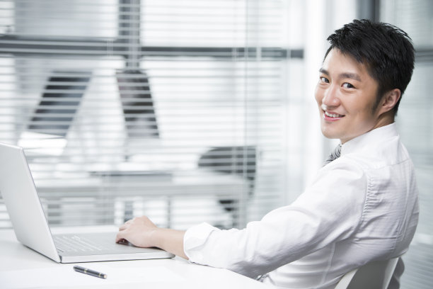 坐在办公室的年轻商务男士图片下载