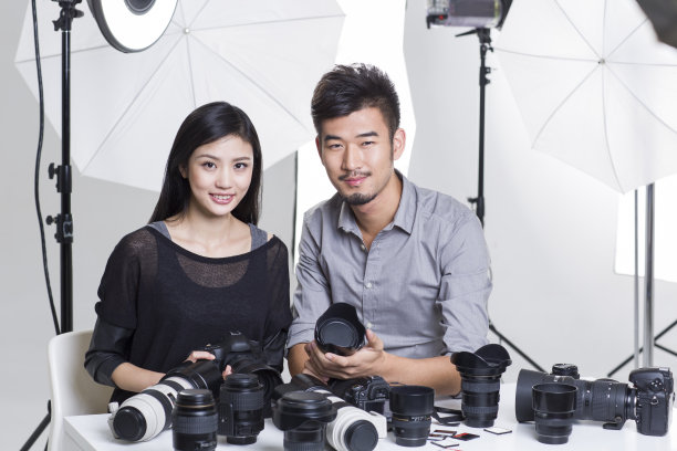 两位摄影师在影棚工作图片下载