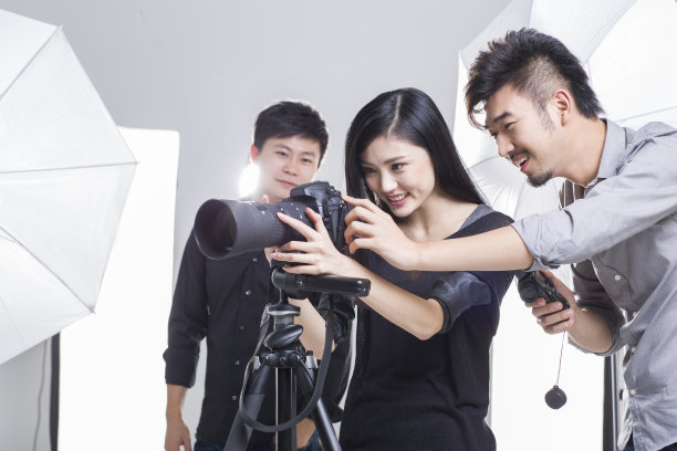 摄影师们在影棚工作图片下载