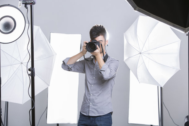 摄影师在影棚里拍照图片下载