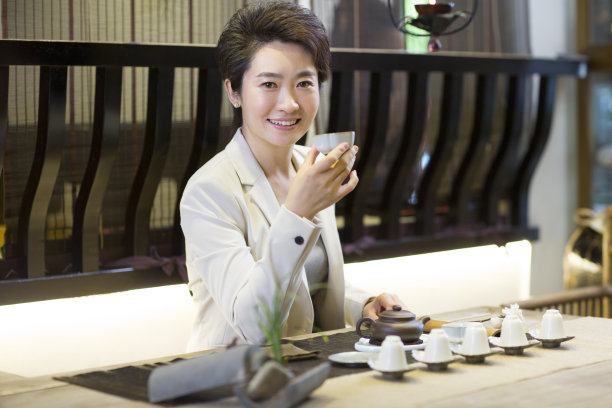 商务女性在茶馆喝茶图片下载