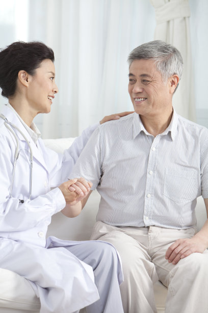 家庭医生给病人诊断图片下载