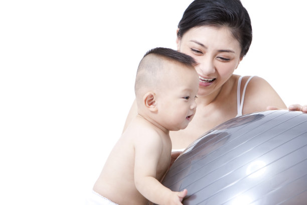 母亲和婴儿玩健身球图片下载