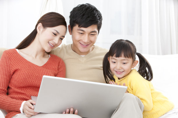 一家三口用笔记本电脑素材图片