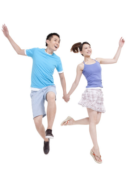 兴奋年轻情侣牵手跳跃图片下载