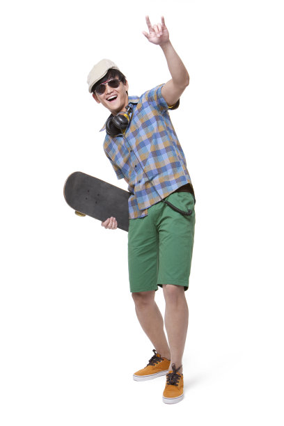 拿着滑板的年轻男士图片下载