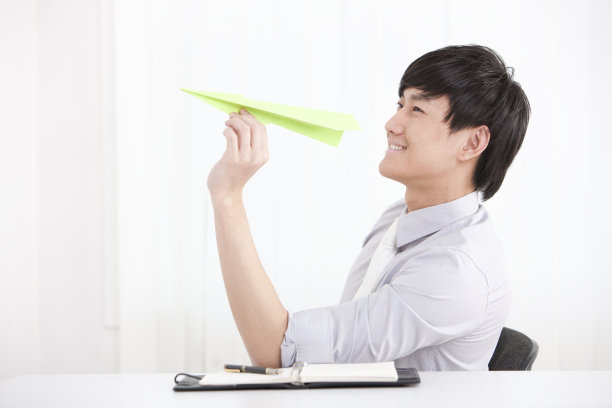 拿着纸飞机的商务男士图片下载