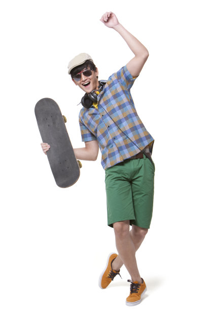 拿着滑板的年轻男士图片下载