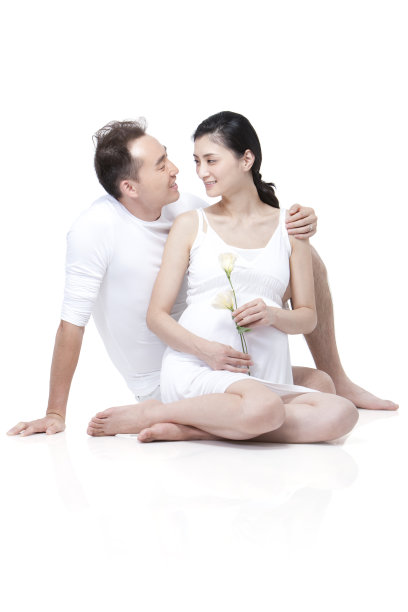 年轻情侣互相注视图片下载