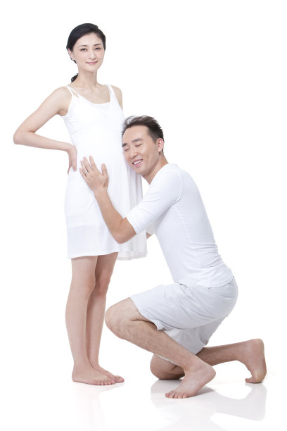 父亲聆听未出世的孩子图片下载