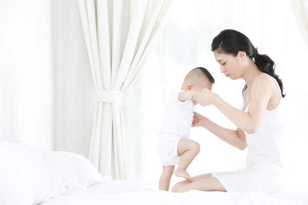 甜蜜的母亲和宝宝图片下载