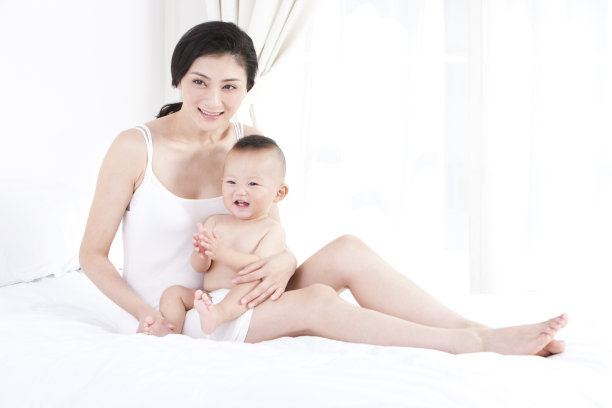 甜蜜的母亲和宝宝图片下载