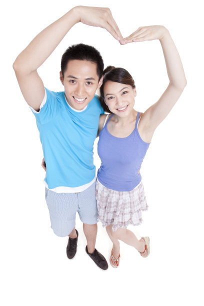 快乐年轻情侣做心型手势图片下载