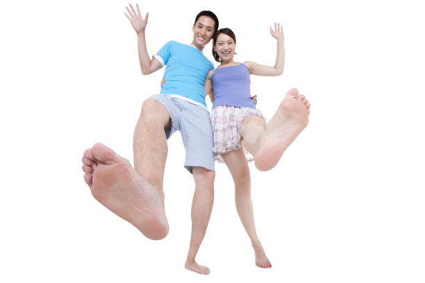 快乐年轻情侣光着脚图片下载