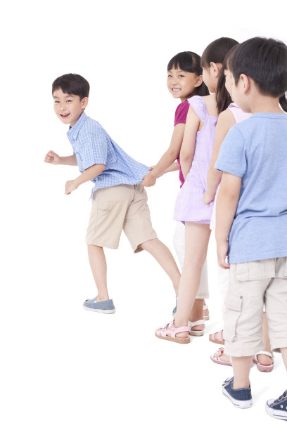 孩子们玩开火车游戏图片下载