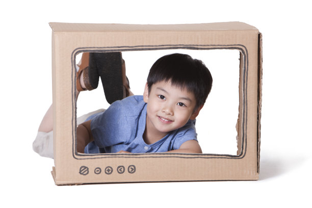 小男孩和玩具电视图片下载