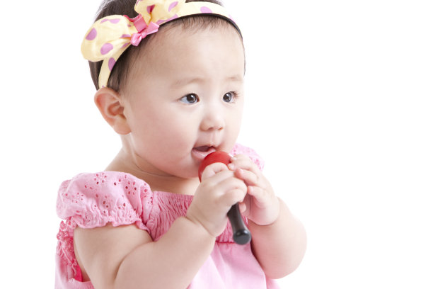 快乐女婴和玩具话筒图片下载