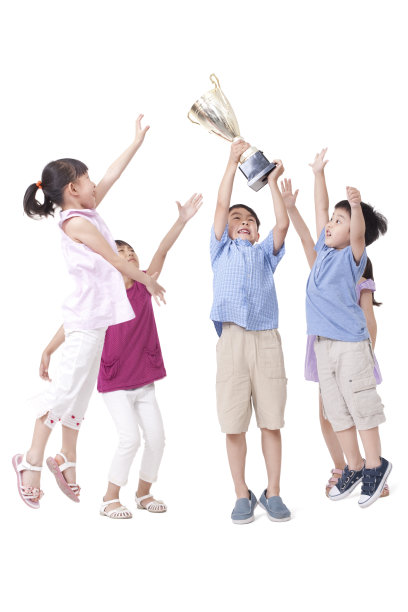 孩子们和奖杯图片下载