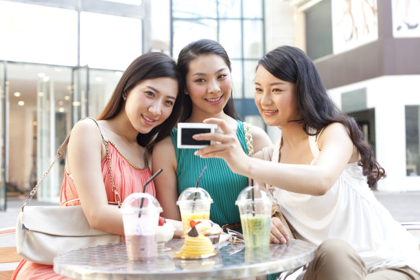 闺密坐在路边咖啡馆图片下载