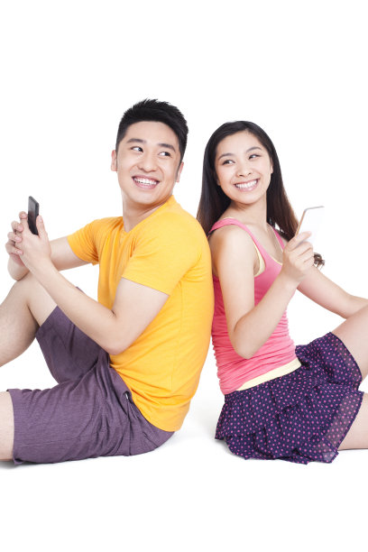 快乐年轻情侣和智能手机图片下载