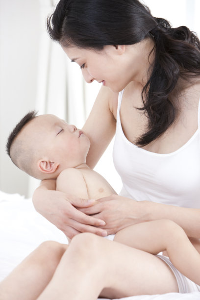 母亲和熟睡的宝宝图片下载